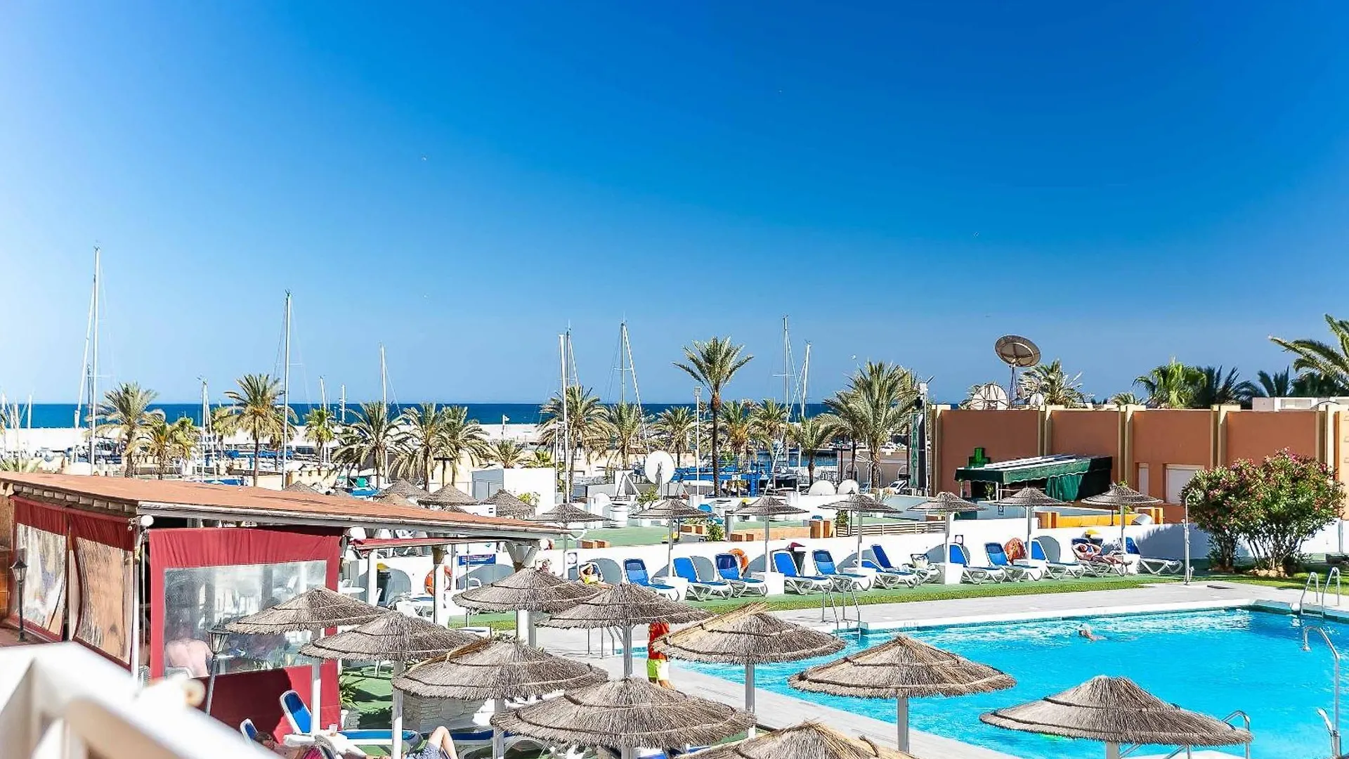 Beach Holiday Pyr Фуэнхирола 0*,